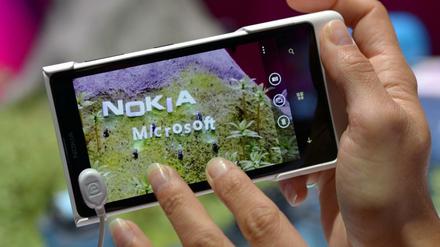 Da gingen sie noch gemeinsame Wege: 2016 läuft die Schutzvereinbahrung zwischen Nokia und Microsoft aus. Dann will Nokia wieder ins Mobil-Telefongeschäft einsteigen. 