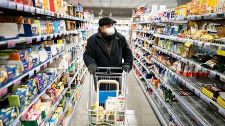 Noch ist das Tragen eines Mundschutzes in Berliner Supermärkten freiwillig.