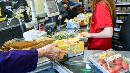Einige Supermarktketten haben bereits beschlossen, künftig drei Prozent vom gesamten Einkauf abzuziehen. 