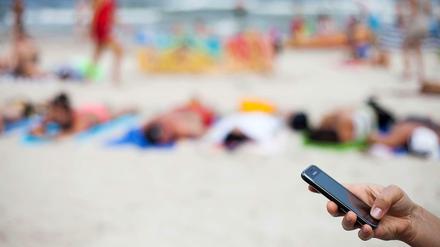 Teuer am Strand. Mobilfunkanbieter wehren sich gegen eine Abschaffung der Roaming-Gebühren.