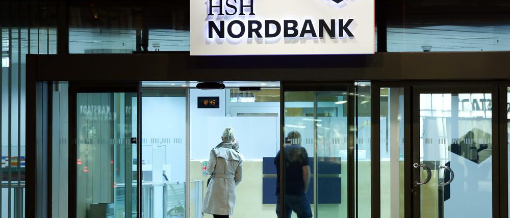 Die HSH Nordbank will mit ihrer dunklen Vergangenheit aufräumen und zahlt das Bußgeld widerspruchslos. 