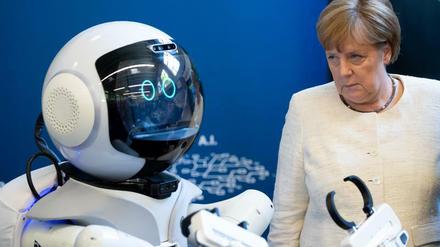 Bundeskanzlerin Angela Merkel (CDU) bei einem Rundgang an der Technischen Universität München.