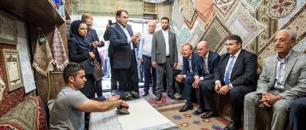Für die deutsche Wirtschaft ging Wirtschaftsminister Sigmar Gabriel schon mal auf Tuchfühlung. Hier bei seinem Besuch im Juli in Isfahan. 