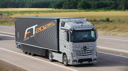Der Mercedes-Benz Future Truck 2025 auf der Autobahn A14 in Colbitz. Für einen anderen Autopilot-Laster erhielt der Autobauer Daimler die behördliche Genehmigung für Testfahrten auf Deutschlands Straßen.