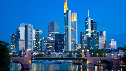 Die Frankfurter Skyline unter Belagerung: Zahlreiche Hackerangriffe richten sich gegen Banken und Sparkassen. 