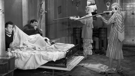 In „The Big“ (1931) verstecken sich Stan und Ollie vor ihren Ehefrauen im Schrankbett. Leider versagt die Technik. 