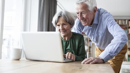 Ein älteres Ehepaar am Laptop