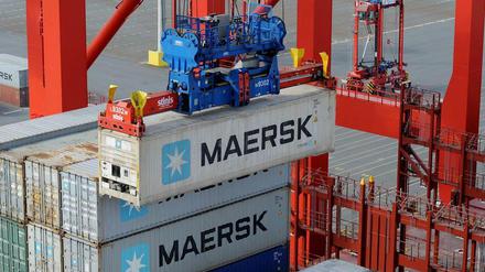 Container mit dem Schriftzug „Maersk“ werden von einem Containerschiff in Wilhelmshaven entladen.