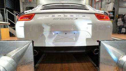 Was hinten rauskommt. Auch Porsche steht im Verdacht, Abgase manipuliert zu haben.