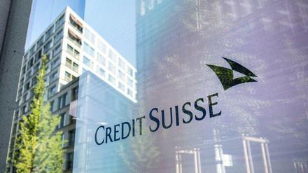 Ein Schaufenster mit dem Logo der Credit Suisse in Zürich.