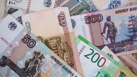 Russische Rubel-Banknoten liegen auf einem Tisch. Entgegen vorheriger Aussagen hat Russland die Bonds doch in Dollar statt in Rubel bedient.