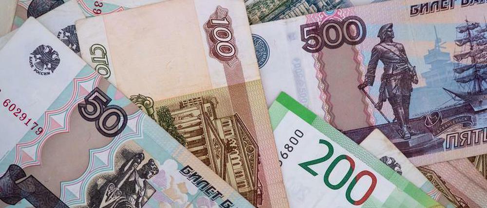 Russische Rubel-Banknoten liegen auf einem Tisch. Entgegen vorheriger Aussagen hat Russland die Bonds doch in Dollar statt in Rubel bedient.
