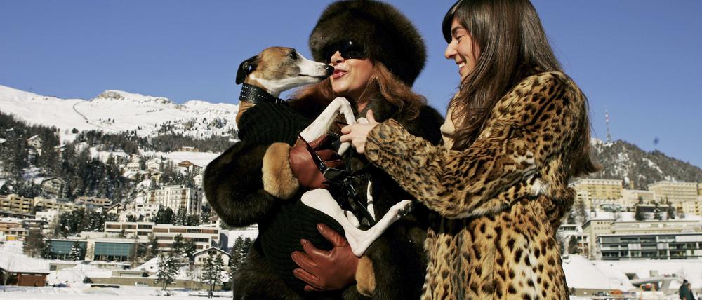Reiche Touristinnen in St. Moritz: Ob ein Vermögen selbst erarbeitet wurde, darüber lässt sich streiten.