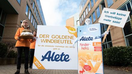 Bei der "Verleihung" im vergangenen Jahr vor dem Firmensitz des Babynahrungsherstellers Alete in Bad Homburg (Hessen).