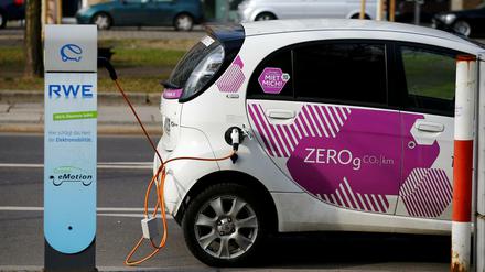 A C-Zero electric drive car of Citroen's multicity car-sharing company is pictured at a fuel station of German power supplier RWE in Berlin, March 14, 2016. REUTERS/Wolfgang Rattay - RTX2AT4F
