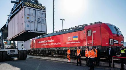Die Deutsche Bahn hat zur Unterstützung der Bevölkerung im Ukraine-Krieg eine „Schienenbrücke“ errichtet.