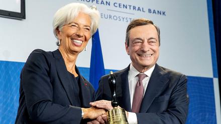 Übergabe des Staffelstabs, der bei der EZB eine Glocke ist, zwischen Christine Lagarde und ihrem Vorgänger Mario Draghi.