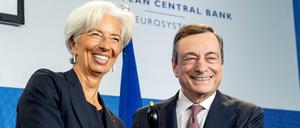 Übergabe des Staffelstabs, der bei der EZB eine Glocke ist, zwischen Christine Lagarde und ihrem Vorgänger Mario Draghi.