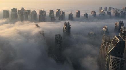 Die Skyline von Dubai im Nebel (aufgenommen am 5. Oktober 2015). Von hier koordiniert Paul van Son die Aktivitäten von RWE und der Dii.