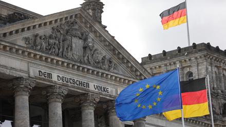 Arbeitsplatz Reichstag. Die Interessenvertreter aus der Wirtschaft müssen sich ins Lobbyregister des Bundestags eintragen. Foto: REUTERS/Christian Mang
