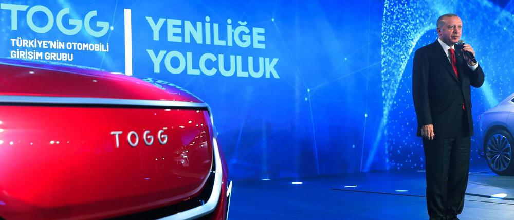 Präsident Erdogan stellt den Prototypen seines neuen Elektro-Autos vor.