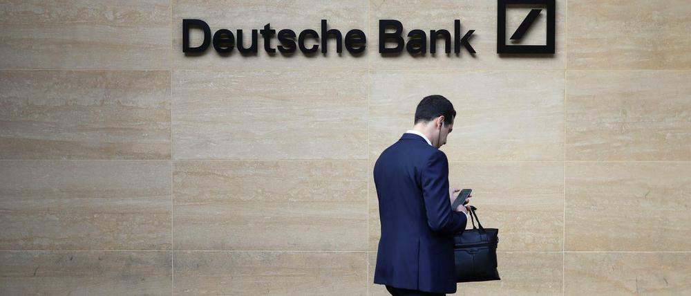 Die Deutsche Bank hat angekündigt, 18000 Stellen zu streichen.