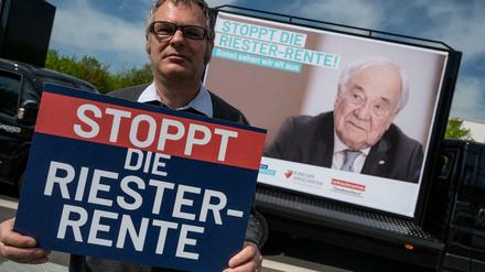 Sichtlich gealtert: Kanzlerkandidat Armin Laschet (CDU) schmückt am Dienstagvormittag eine mobile Plakatwand vor dem Kanzleramt in Berlin.