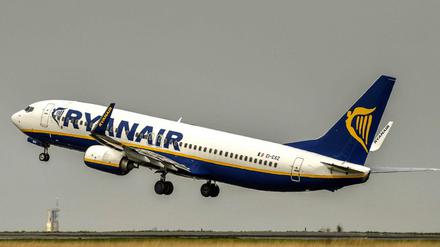 Ein Ryanair-Flugzeug hebt im französischen Lille ab. 