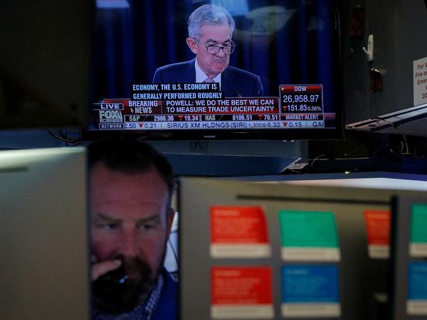 Die Pressekonferenz von Fed-Chef Jerome Powell wird auch auf dem New Yorker Börsenparkett verfolgt.
