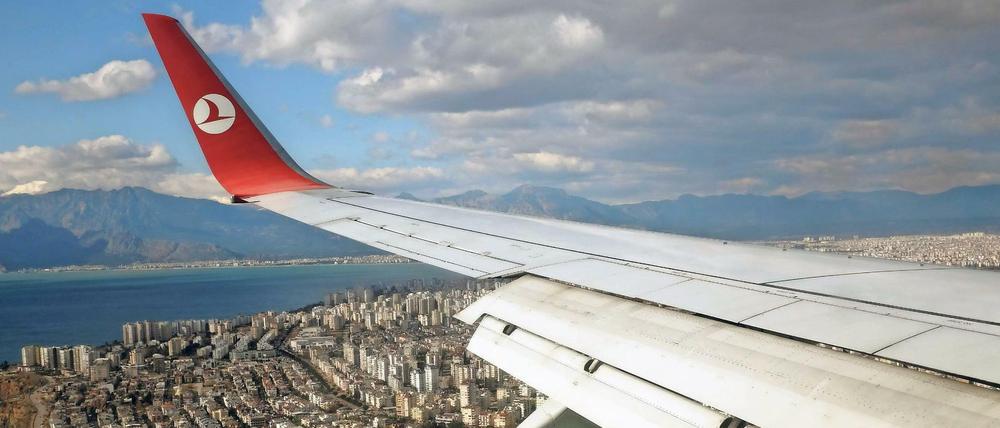 Eine Boeing 737-800 von „Turkish Airlines“ beim Landeanflug auf Antalya (Archivfoto). 