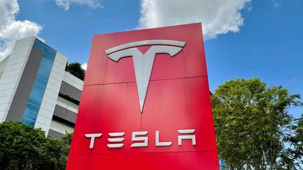 Die Verbraucherzentrale macht E-Auto-Hersteller Tesla schwere Vorwürfe.