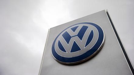 Volkswagen muss im ersten Quartal einen Verlust um rund ein Fünftel auf 2,3 Milliarden Euro hinnehmen. 