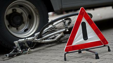 Toter Winkel. Im Schnitt kommt jede Woche ein Fußgänger oder Fahrradfahrer ums Leben, weil ein Lkw-Fahrer ihn beim Abbiegen übersehen hat. 