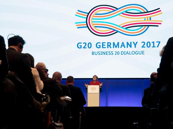 Bundeskanzlerin Angela Merkel (CDU) spricht am 3. Mai 2017 in Berliner Tempodrom beim Abschluss des Treffens von Wirtschaftsverbänden "Business20 (B20)" im Rahmen der deutschen G20-Präsidentschaft.