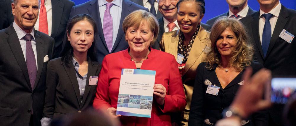 Bundeskanzlerin Angela Merkel (CDU) präsentiert am 3. Mai 2017 in Berlin beim Abschluss des Treffens von Wirtschaftsverbänden "Business20 (B20)" den Abschlussbericht der Veranstaltung.