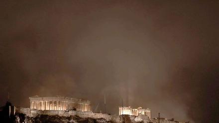 Akropolis mit dem Parthenon-Tempel. Polizisten setzten Tränengas gegen Demonstranten ein. Der Nebel stieg bis hinauf zu dem Kulturdenkmal.
