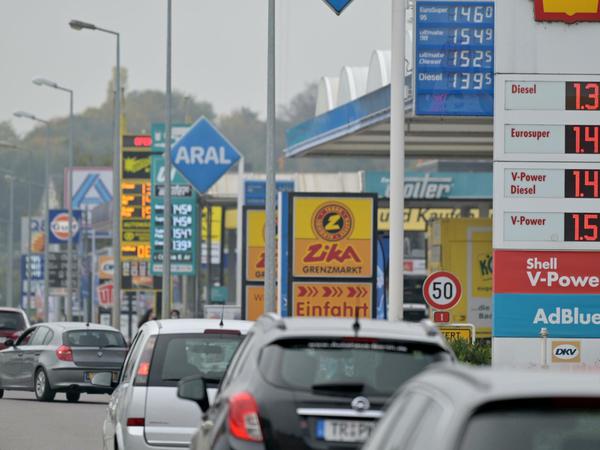 Tanktourismus: Starker Verkehr herrscht an der "Tankmeile" in Wasserbillig. Im Großherzogtum Luxemburg sind die Benzinpreise deutlich günstiger als im benachbarten Deutschland. 
