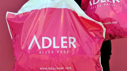 Plastiktüten der Textil-Einzelhandelskette Adler Modemärkte.