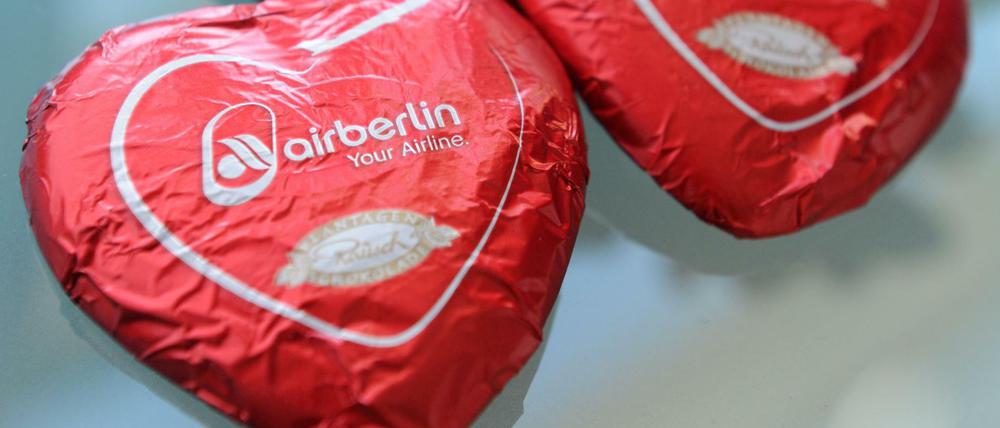 Schokoherzen mit Air Berlin Logo - werden seit Jahren ab Bord verteilt.