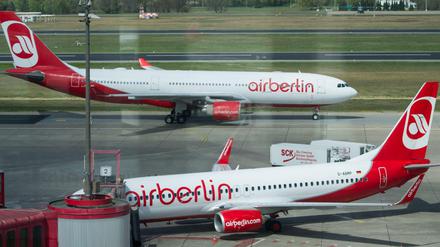 Zwei Flugzeuge der Fluggesellschaft Air Berlin auf dem Rollfeld des Flughafens Berlin-Tegel.