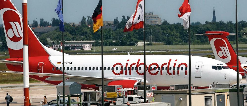 In Not: Air Berlin hat jede Menge Probleme. Die Gepäckabfertigung in Tegel klappt nicht und das Unternehmen hat finanzielle Schwierigkeiten. 