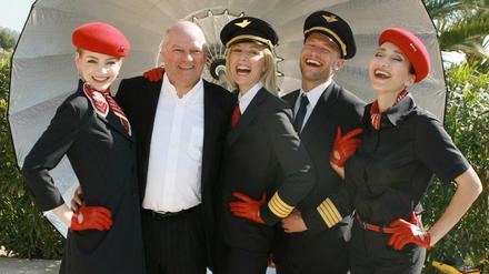 Joachim Hunold (2.v.l), der ehemalige Chef der Fluggesellschaft Air Berlin, und die Designerin Jette Joop (3.v.l.) zeigen sich am im April 2007 in Palma de Mallorca gut gelaunt zwischen Models, die die neuen Uniformen der Air Berlin präsentieren.