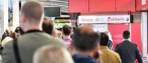 Passagiere warten an einem Serviceschalter von Air Berlin am Dienstag am Flughafen Tegel. 