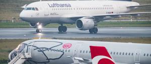 Kampf um Marktanteile: Eigentlich wollte Lufthansa die Air Berlin-Tochter Niki und ihre Strecken übernehmen, jetzt ist die Airline Teil von Ryanair. 