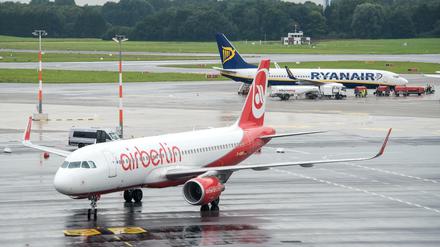 Flugzeuge der Fluggesellschaften Air Berlin und Ryanair stehen auf dem Flughafen Hamburg. 