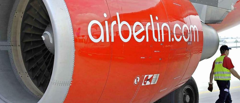 Mitarbeiter von Air Berlin sollen zukünftig auf fünf Prozent Lohn verzichten.