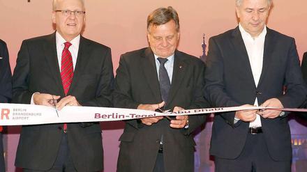 Ab nach Abu Dhabi. Air-Berlin-Chef Mehdorn (M.) eröffnet eine neue Verbindung.