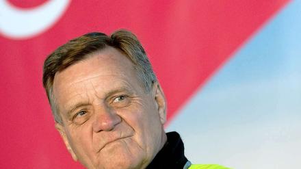 Der frühere Bahnchef Hartmut Mehdorn wird Air Berlin noch bis Ende 2013 führen