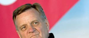 Der frühere Bahnchef Hartmut Mehdorn wird Air Berlin noch bis Ende 2013 führen