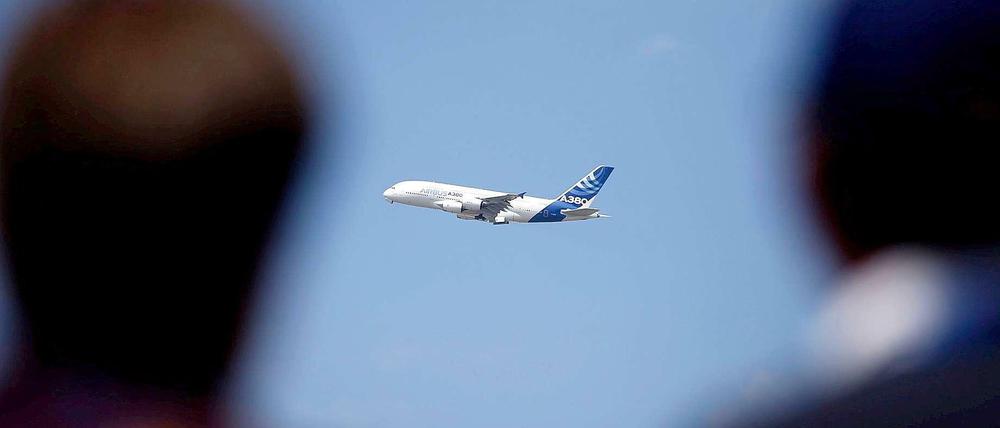 Der Airbus A-380 beim Showflug in Le Bourget. „Eine Herausforderung“ sei das Flugzeug, räumte Konzernchef Tom Enders auf der Luftfahrtmesse ein.
